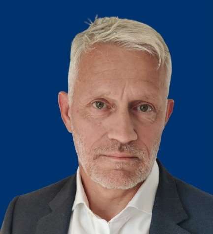 jsh med blå baggrund. 2025.img_20240814_132311_bokeh-removebg-preview